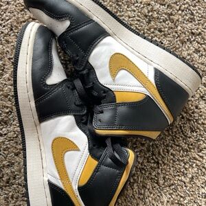 NIKE Air Jordan 1 Mid GS 'Black University Gold'